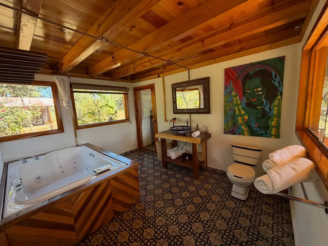 Baño de Cabaña Nube con jacuzzi doble y ventanas a la montaña.