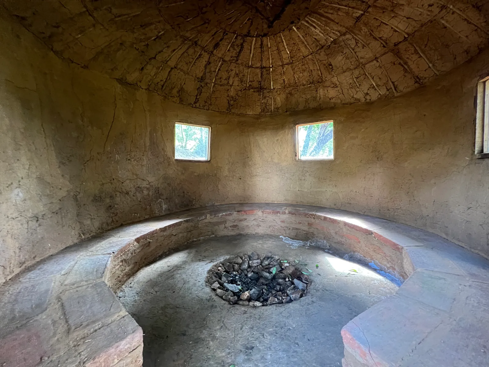 Interior del temazcal: domo de barro con piedras al centro.